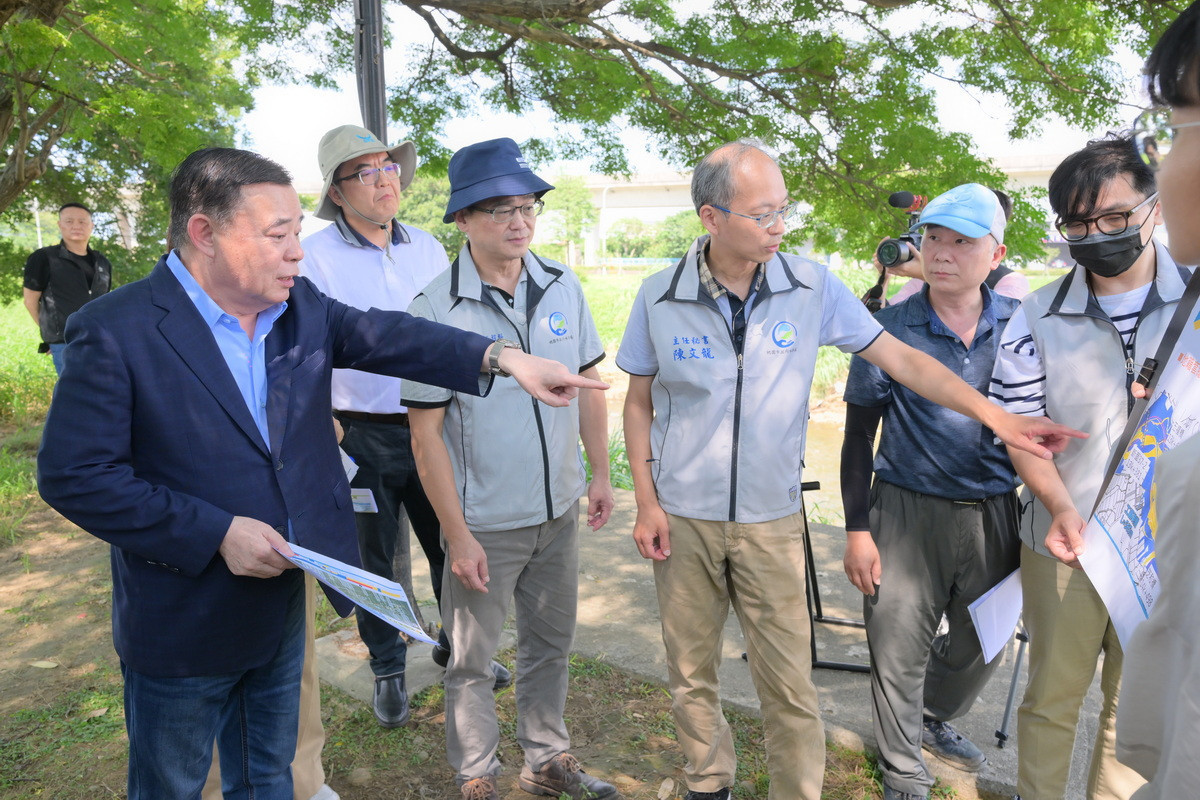 桃園市議會議長邱奕勝聽取水局主秘陳文龍說明改善工程。<br />
