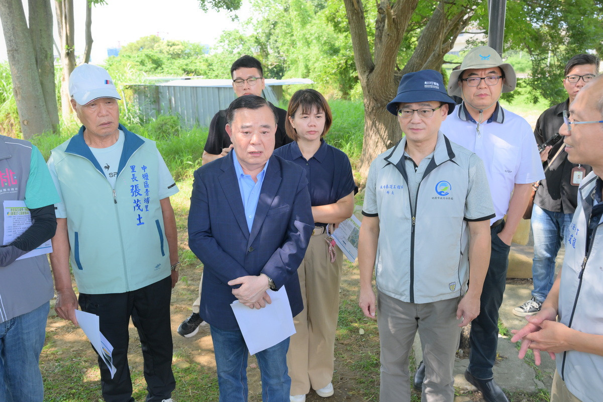 桃園市議會議長邱奕勝一行前往中壢區會勘老街溪堤防改善工程。<br />
