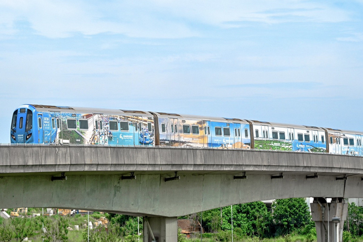 35公里桃園珍珠海岸「穿」在列車上　地景藝術節桃捷彩繪列車啟航