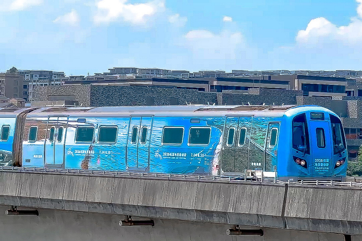 「2026桃園地景藝術節」登場，35公里桃園珍珠海岸「穿」在桃捷彩繪列車上。