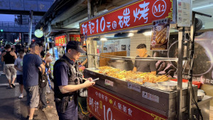 中壢警分局調派優勢警力，全面針對夜市內違規占用消防通道、妨礙交通的商家及攤販進行嚴格執法。