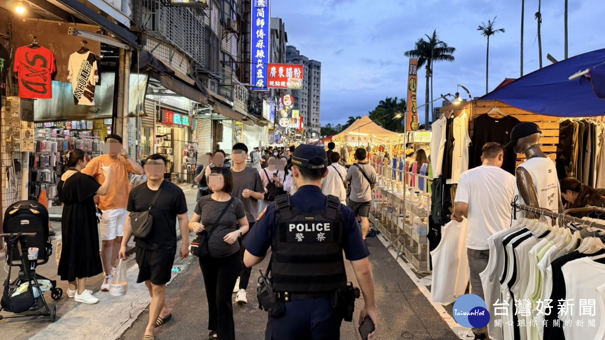 中壢警分局調派優勢警力，全面針對夜市內違規占用消防通道、妨礙交通的商家及攤販進行嚴格執法。
