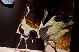 第一特展室展出作品《其間有聲》（玻璃作品）｜林芳仕、《林間未央》（油彩畫作。