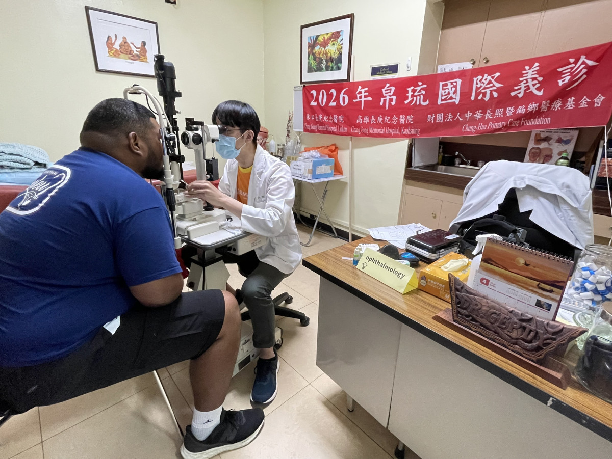 眼科醫師執行眼科檢查,評估民眾眼部健康狀況