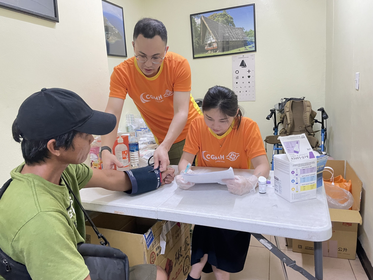 護理師協助就診民眾填寫病史資料及進行生理量測