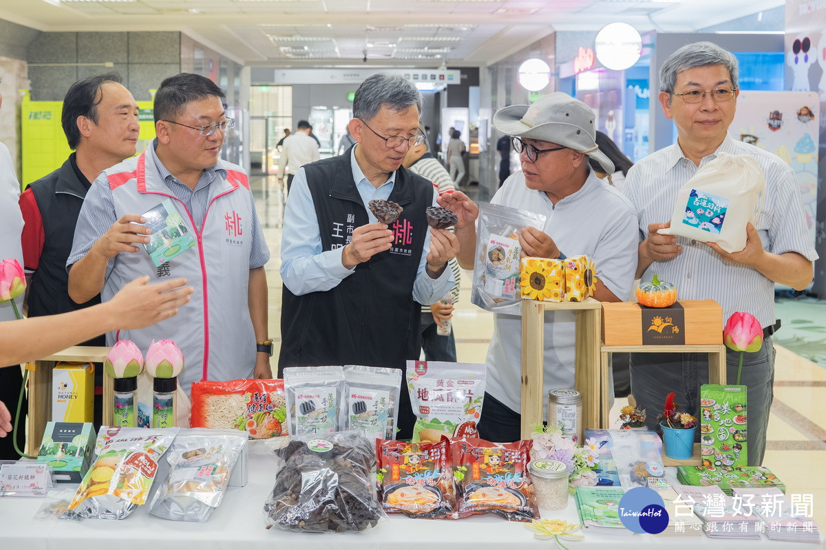 桃園市副市長王明鉅參觀「2026桃園蓮花季」周邊產品。