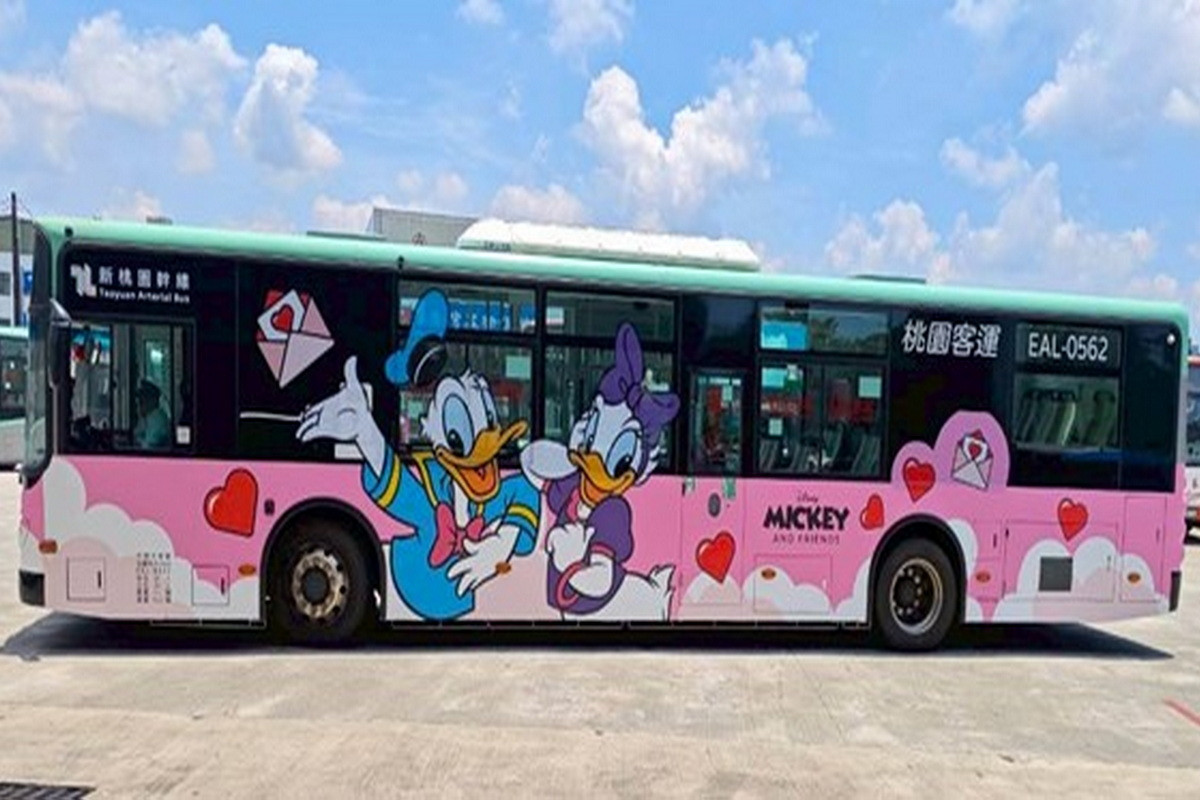 桃園市「TAB新桃園幹線」共有20輛迪士尼米奇與好朋友主題彩繪公車投入營運。