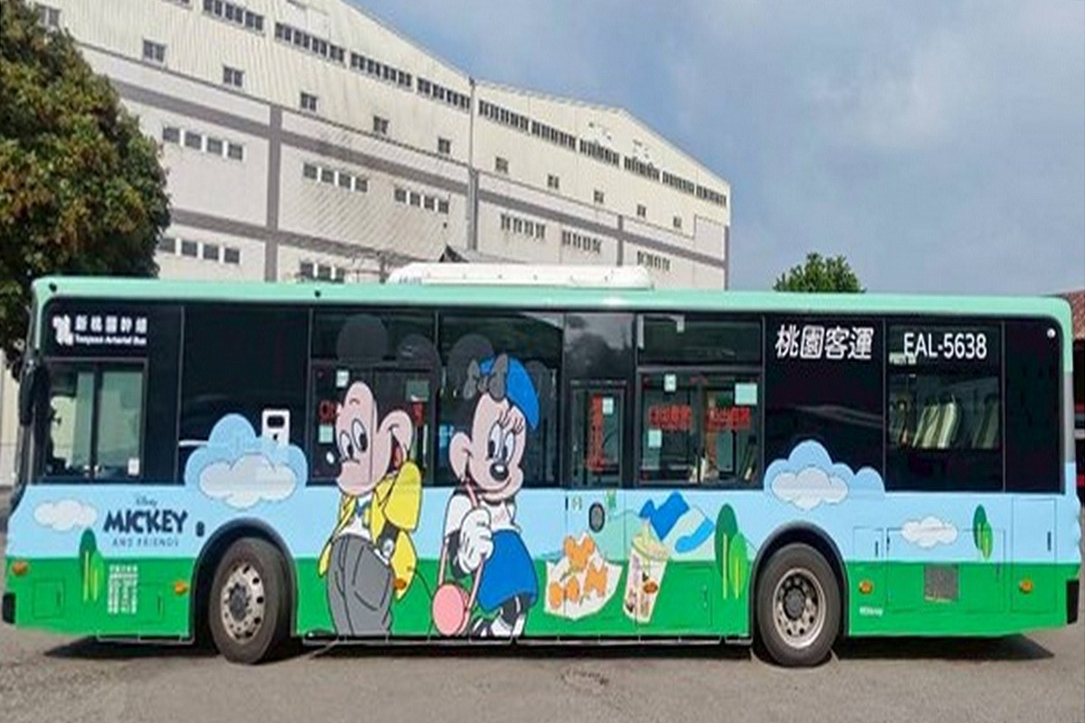 桃園市「TAB新桃園幹線」共有20輛迪士尼米奇與好朋友主題彩繪公車投入營運。