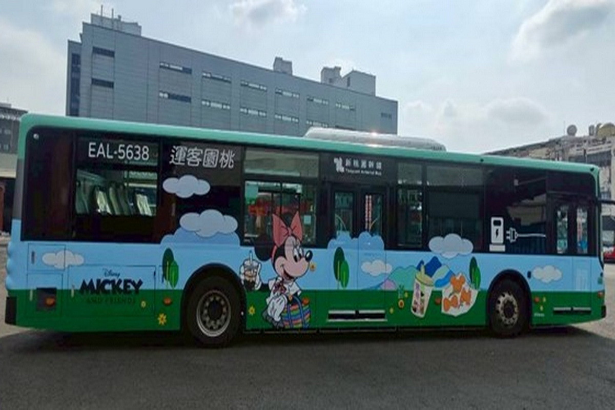桃園市「TAB新桃園幹線」共有20輛迪士尼米奇與好朋友主題彩繪公車投入營運。