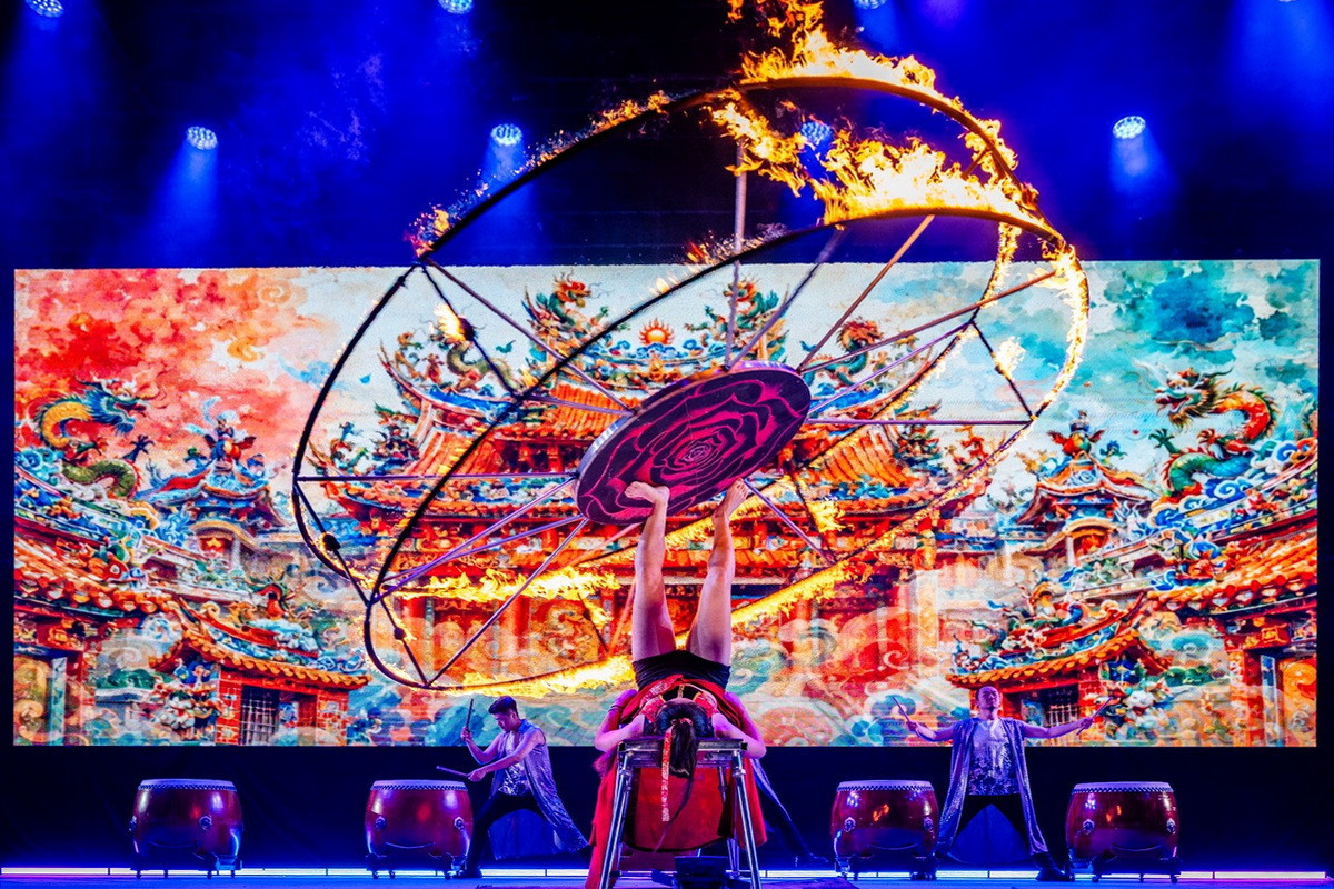 英國達人秀金按鈕楊立微經典重現。(即將成真火舞團提供)<br />