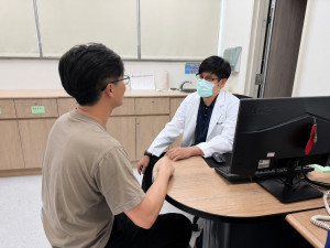 楊孟凡醫師提醒，長期職場壓力可能逐漸侵蝕心理健康，建議及早尋求專業協助