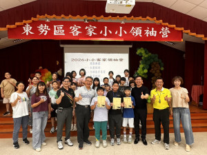 客家小小領袖營盛大開訓，台中市客委會主委江俊龍與來賓、學子合影留念。