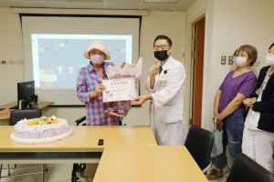 血液腫瘤科姚朝元醫師獻上花束和卡片，祝賀黎女士病況穩定可以出院。