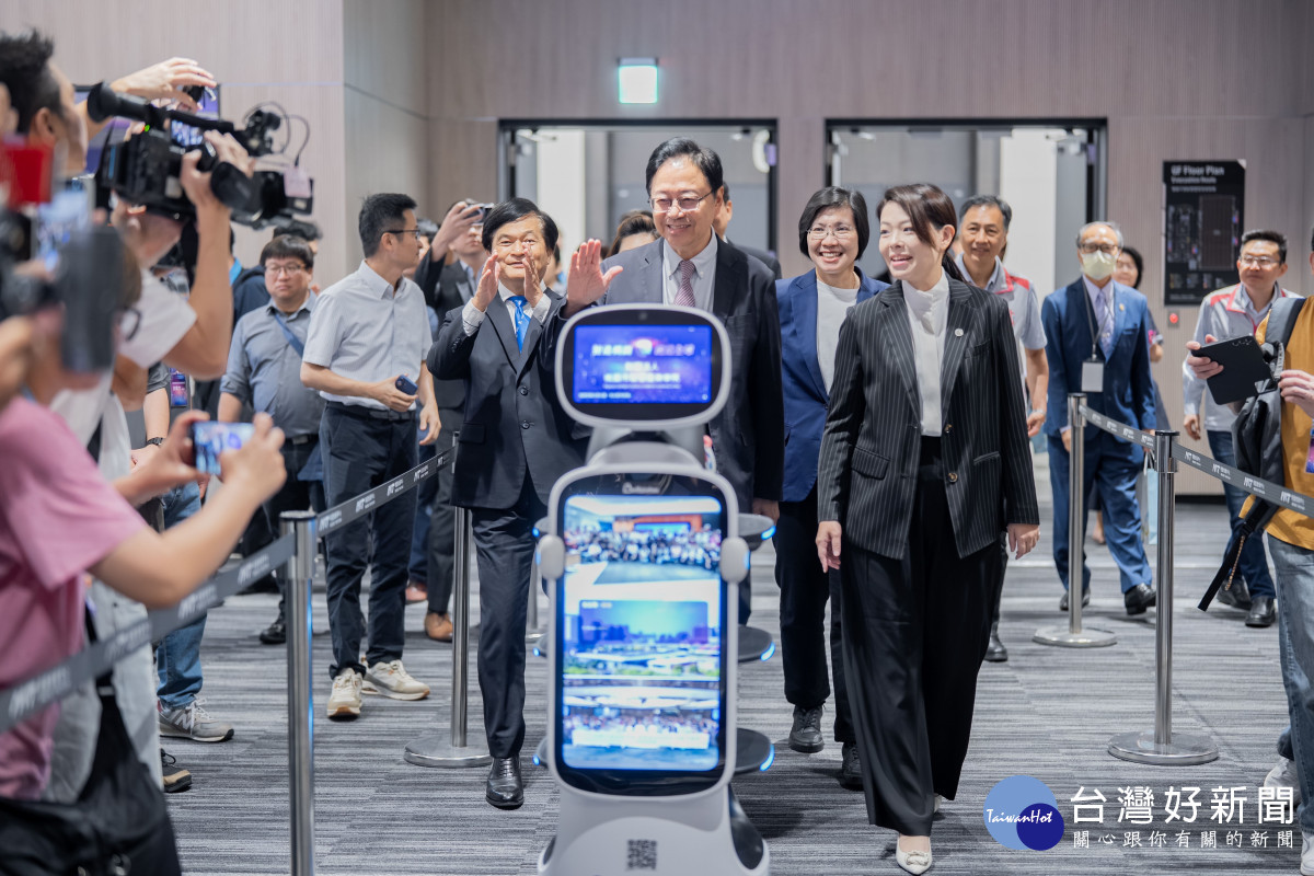 桃園市智慧產業學院成果發表暨財團法人成立記者會。<br />
<br />