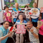 新竹榮服處鞠宗顯處長(前排左二)、新竹市中雅里鄔滬生里長(後排左一)陪伴爺爺及家屬共度溫馨的百歲壽誕。