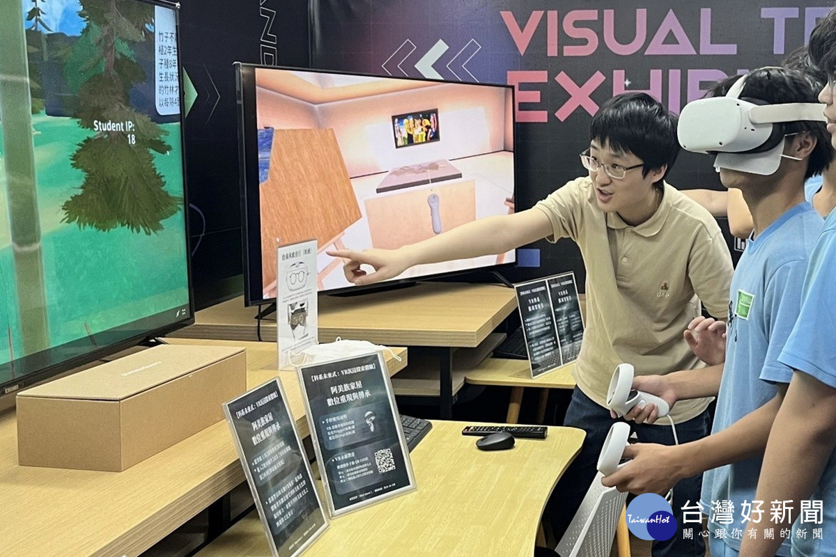 學生透過VR體驗,親身感受XR互動科技。