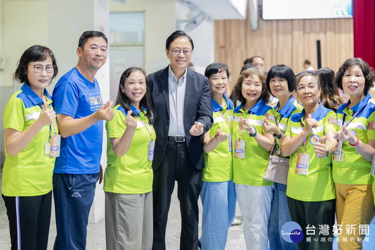 桃園市長張善政交通導護暨教育類志工合影。
