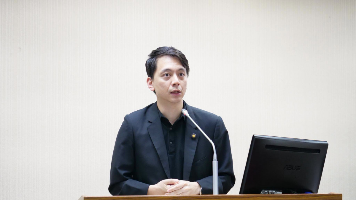 「賴總統用政治生命做保的大老」　牛煦庭轟吳乃仁獲釋：換作升斗小民出得來？