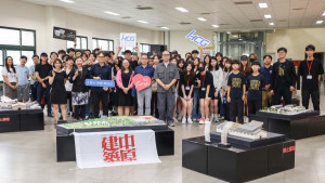 中原大學建築學系HCG設計競賽頒獎暨成果展，師生與企業代表合影。