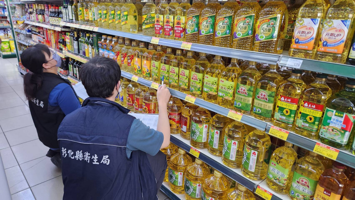 彰化衛生局兵分7路全面查核，問題油品全數下架回收1,130公斤。圖／彰化縣政府提供