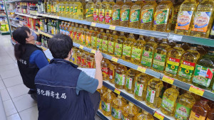 彰化衛生局兵分7路全面查核，問題油品全數下架回收1,130公斤。圖／彰化縣政府提供