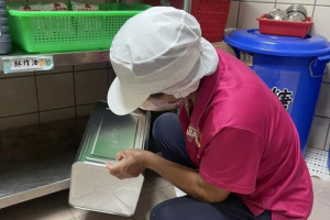 竹縣府第一時間盤點縣內各國中小學午餐廚房及團膳業者使用油品情形，確認未使用問題油。