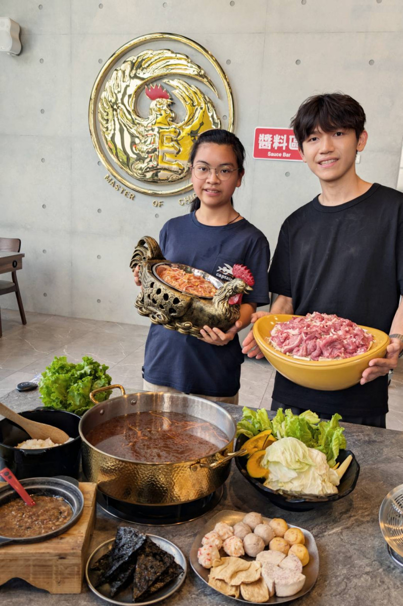 「雞王」涮涮鍋的手切冷藏肉，保存了肉質最甜美口感。
