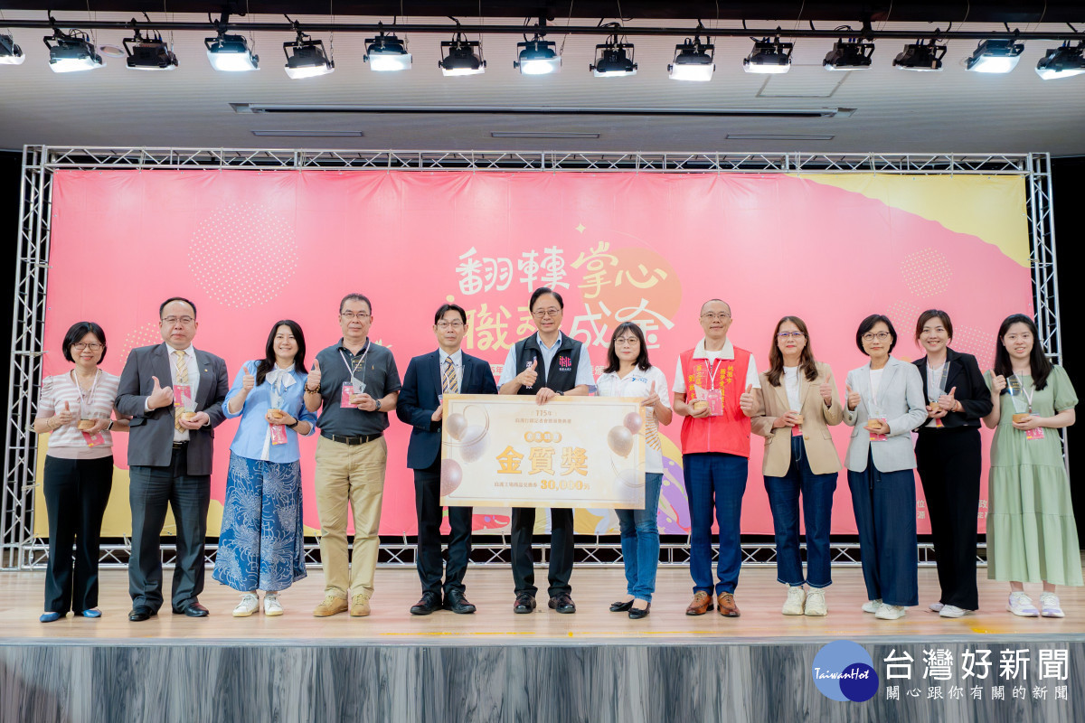 金質獎得主們與市長合照。