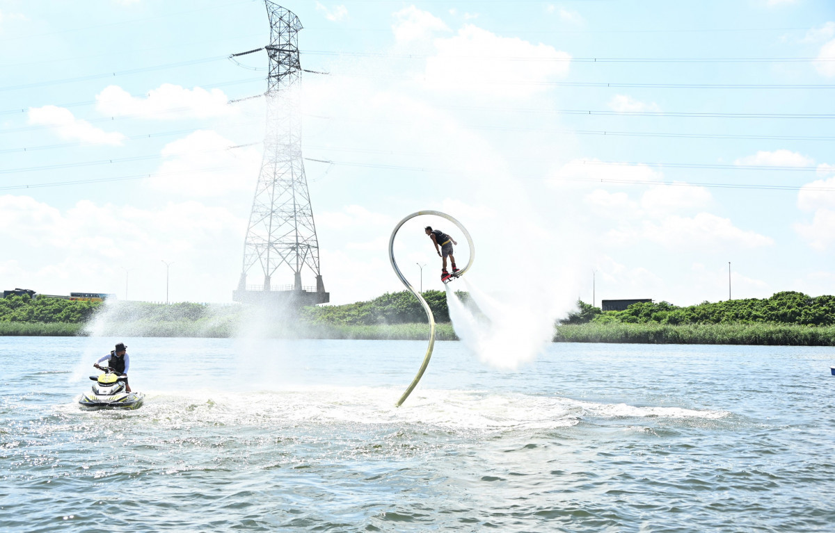 彰濱海FUN一夏熱鬧登場，SUP、水上瑜伽、鋼鐵人特技吸睛。圖／彰化縣政府提供