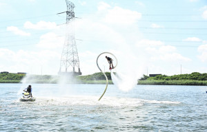 彰濱海FUN一夏熱鬧登場，SUP、水上瑜伽、鋼鐵人特技吸睛。圖／彰化縣政府提供