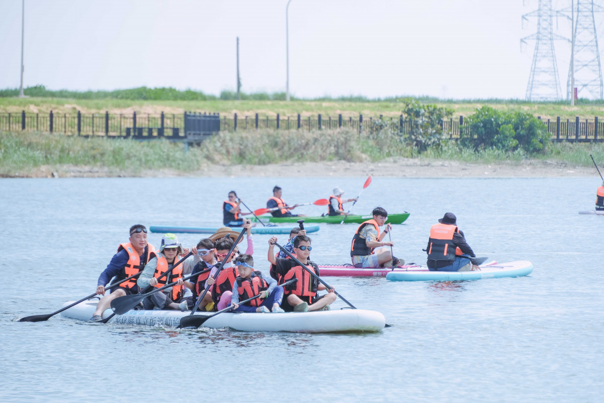 彰濱海FUN一夏熱鬧登場，SUP、水上瑜伽、鋼鐵人特技吸睛。圖／彰化縣政府提供