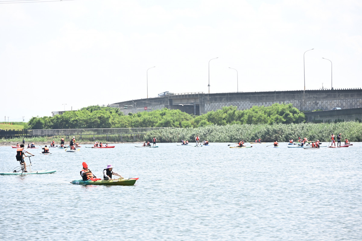 彰濱海FUN一夏熱鬧登場，SUP、水上瑜伽、鋼鐵人特技吸睛。圖／彰化縣政府提供