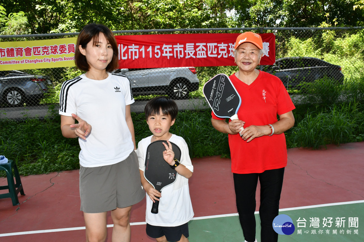 市長盃匹克球錦標賽最年長的與最紡齒的選手-78歲陳美賢（右）與最8歲的楊士逸（中）相互勉勵。圖／彰化市公所提供