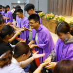 嘉義市政府舉辦115年成年禮活動，學子們為父母奉茶、擦護手霜和擁抱，感謝父母辛勤的付出／嘉義市府提供