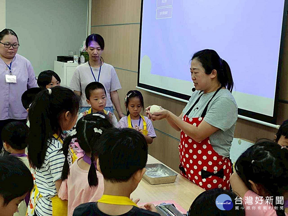 親子攜手揉出幸福好滋味        鮮乳變身美味麵條