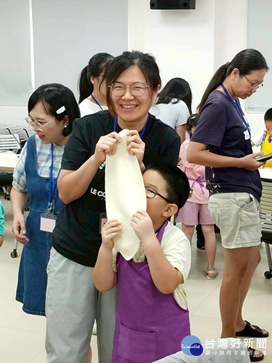 親子攜手揉出幸福好滋味        鮮乳變身美味麵條