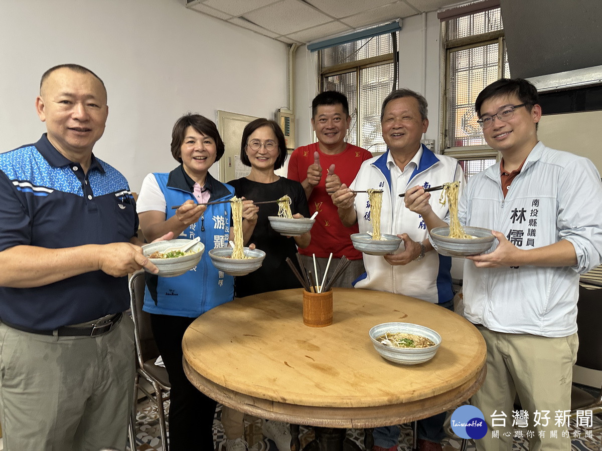 王副縣長等人品嚐意麵大讚風味超美。(記者扶小萍攝)