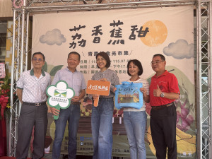 許淑華、吳大村等為荔香蕉甜市集推薦大眾選購南投農特產。（記者扶小萍攝）