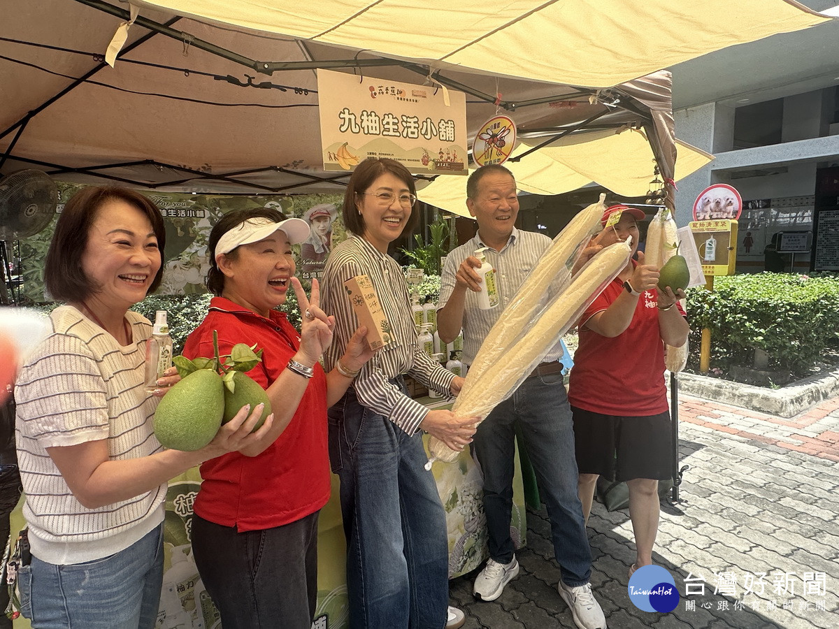 許縣長吳鎮長及縣農總幹事曾明瑞等到各攤位感謝青農農友的辛勞。(記者扶小萍攝)