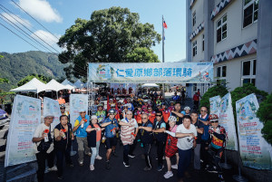 仁愛原鄉部落環騎出發前大合照。（縣府提供）