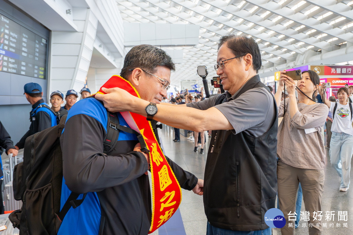 新明國中棒球隊勇奪「LLB亞太區青少棒冠軍」返國，桃園市長張善政親往機場迎接。<br />
