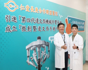 外科部主任和醫師合影。林重鎣
