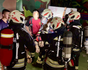 消防員進行「強化火場救災技能訓練」。