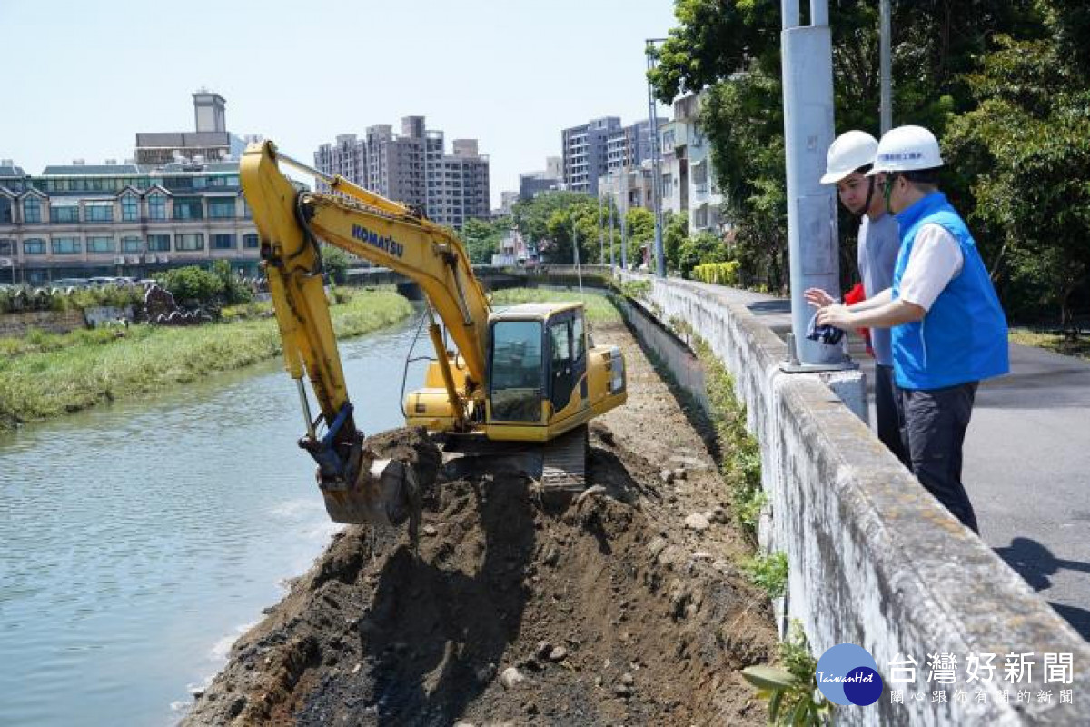 縣府工務處與廠商加強豆子埔溪清淤。