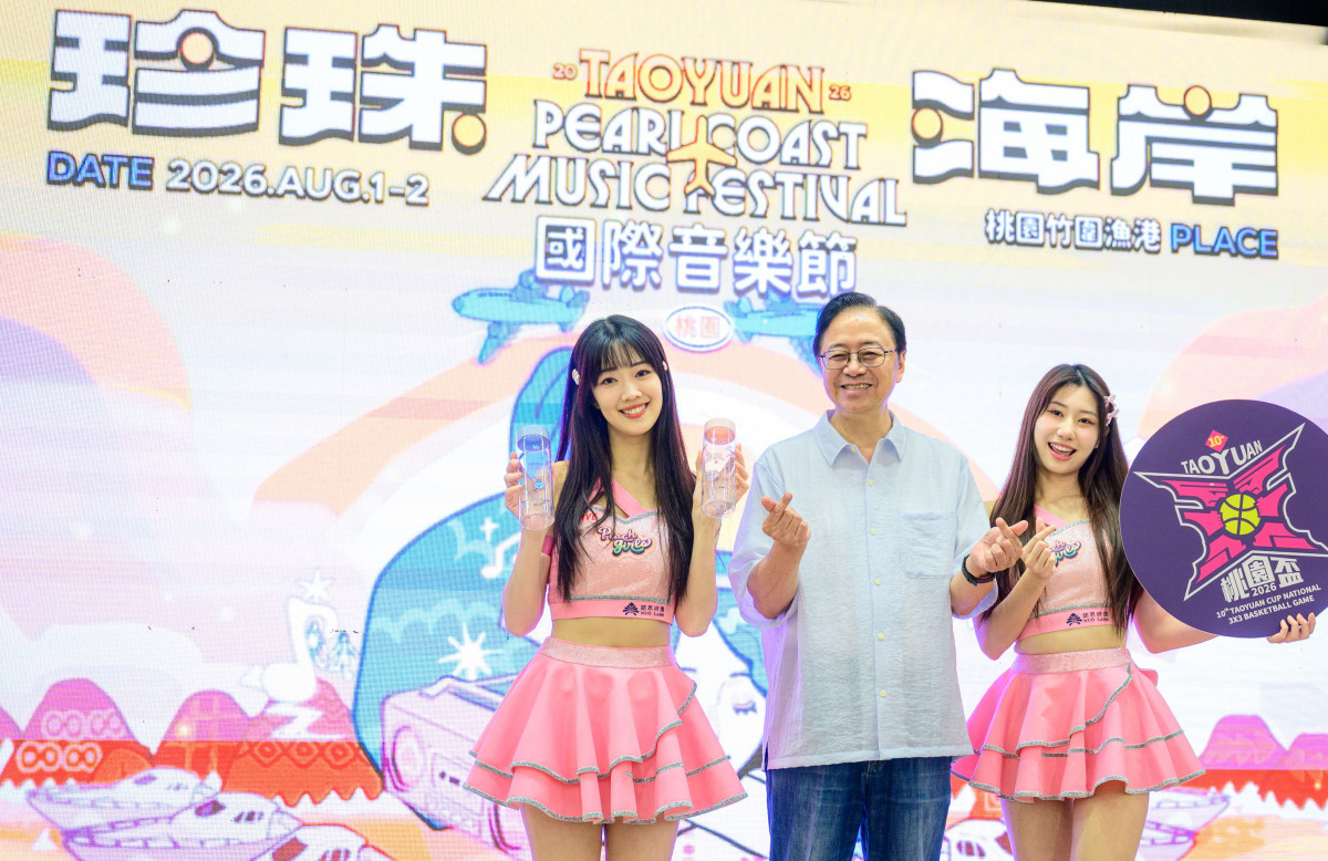 張市長與桃氣女孩合影。