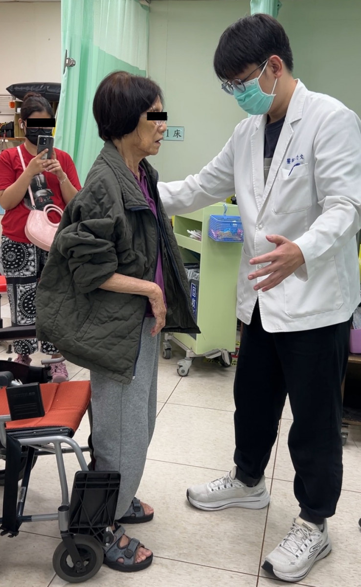 台南市立醫院中西醫整合治療半年　中風婦擺脫輪椅能拄杖行走
