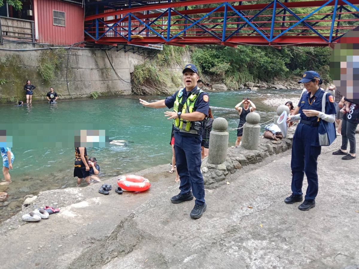 桃園市政府警察局大溪分局，前往熱門戲水景點霞雲溪（流霞谷）及小烏來宇內溪等水域，實施防溺安全宣導。