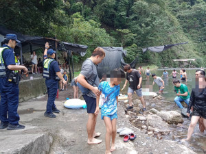 桃園市政府警察局大溪分局，前往熱門戲水景點霞雲溪（流霞谷）及小烏來宇內溪等水域，實施防溺安全宣導。