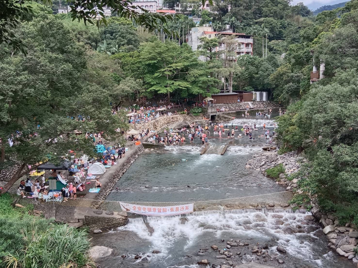 桃園市政府警察局大溪分局，前往熱門戲水景點霞雲溪（流霞谷）及小烏來宇內溪等水域，實施防溺安全宣導。