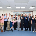 縣府同仁來相送依依不捨。（南投縣府提供）